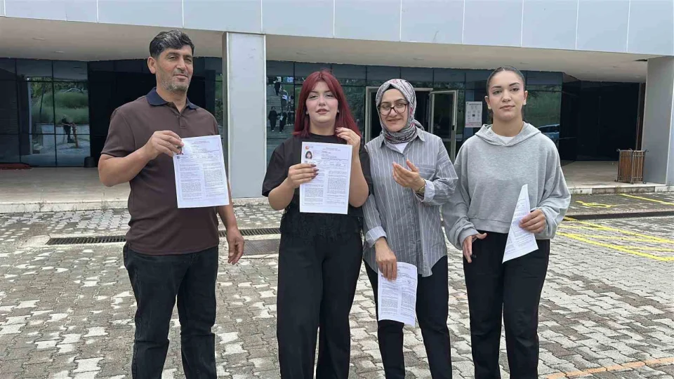 Baba, anne ve 2 kızı sınavda birbirlerine rakip oldu