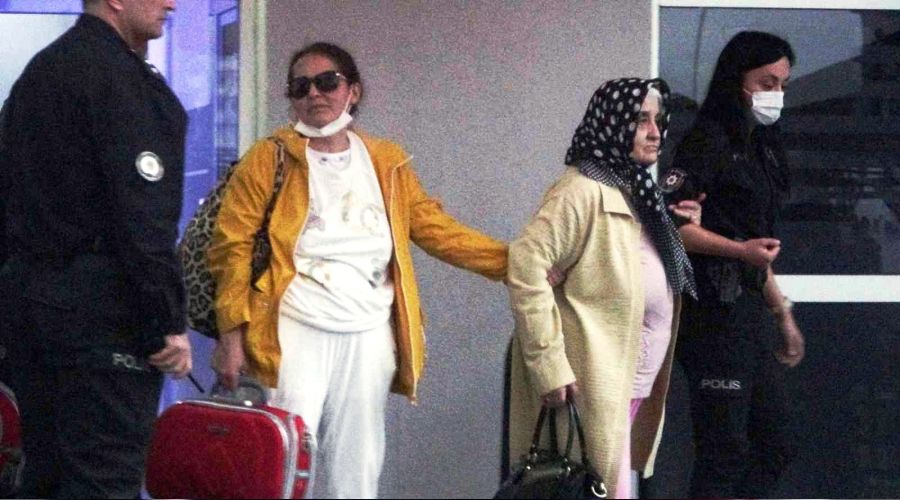 Babasını darp edip annesini rehin alan kadın ikna edildi