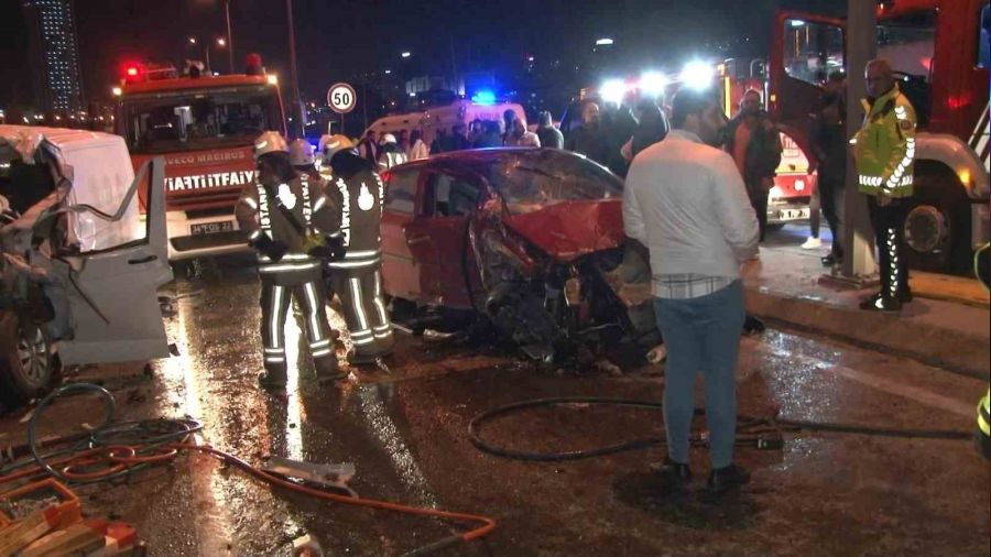 Bağcılar'da refüjü aşan ehliyetsiz sürücü facia yaşattı: 1'i ağır 3 yaralı