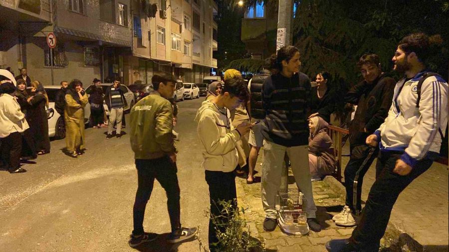 Ba�c�lar'da temeli kaz�lan in�aatta toprak kaymas�