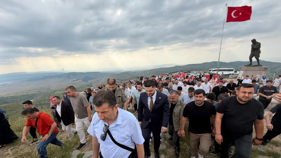 Bağımsız Türkiye Partisi ( BTP) Genel Başkanı Hüseyin Baş Malazgirt Zaferinin 955. yıl dönümünü ve Büyük Taarrruz'un 104. yıl dönümünü kutladı