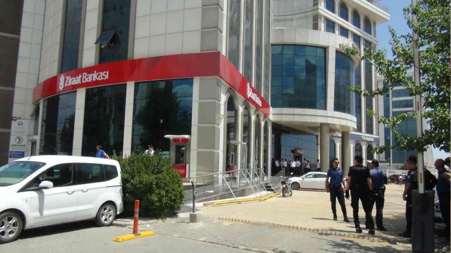 Banka �n�ndeki �anta pani�e neden oldu