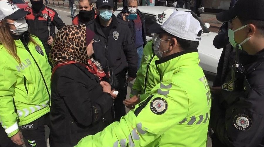 Bankaya maskesiz al�nmayan anne-k�z ortal��� birbirine katt�