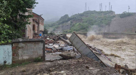 Baraj kapaklarý açýldý 4 katlý bina yýkýldý mahalle tahliye edildi