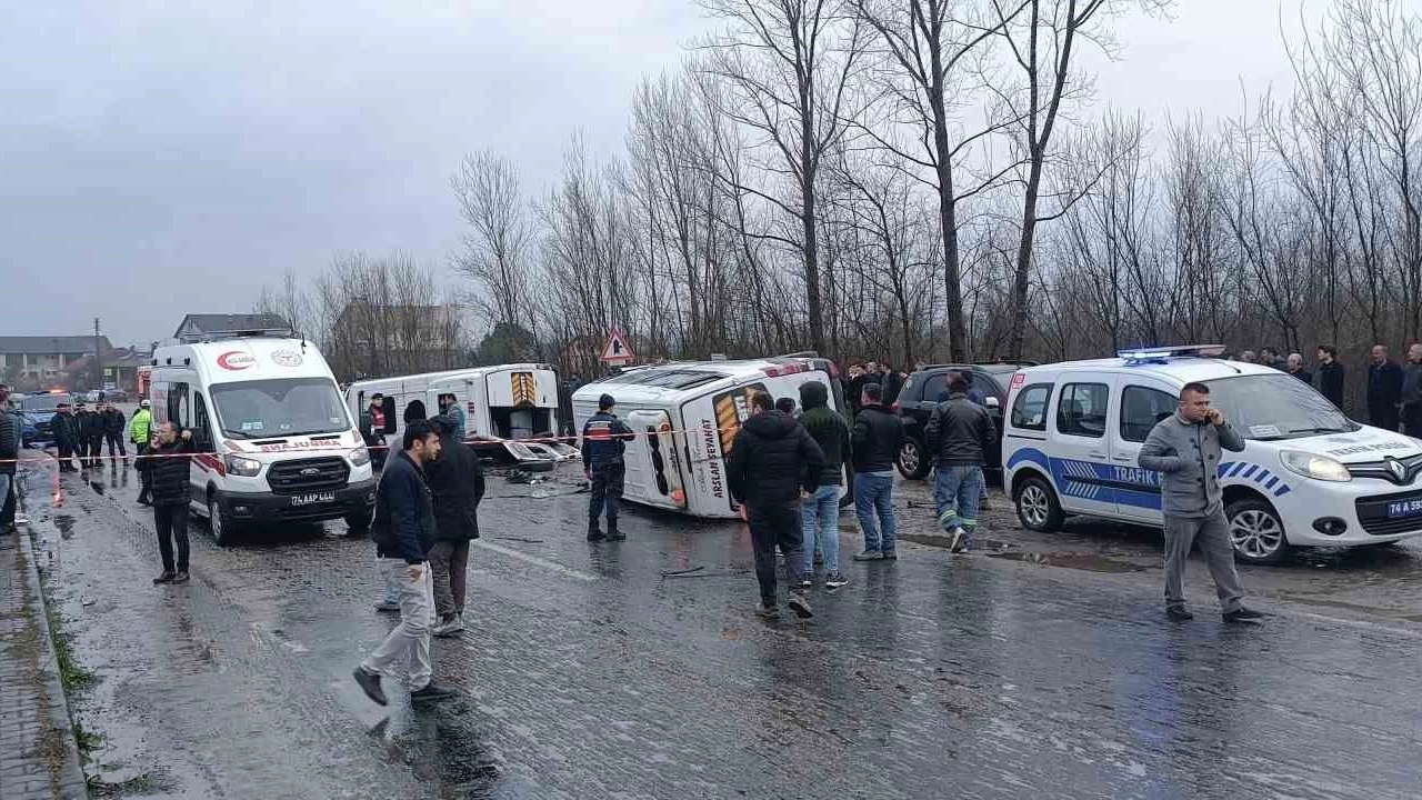 Bartn'da ii servisleri kaza yapt: 1 l, 15 yaral