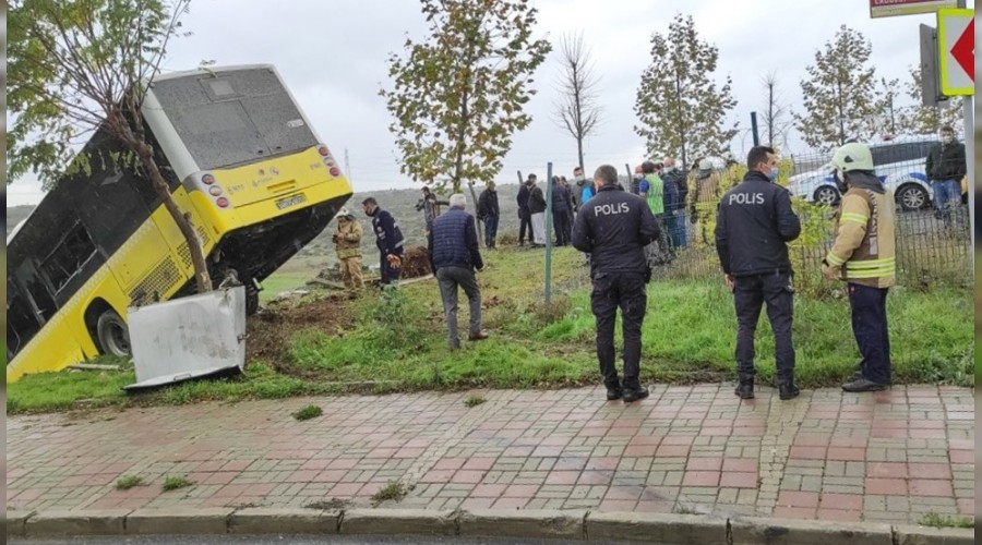 Başakşehir'de İETT otobüsü devrildi