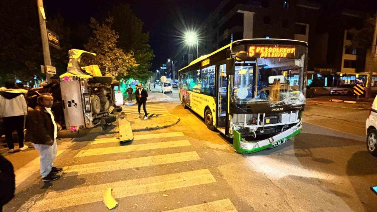 Batman'da yolcu otob�s� ile pikap �arp��t�: 6 yaral�