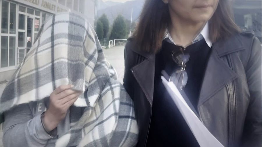 Bebeğini boğup eşini yakmaya çalışan kadın tutuklandı