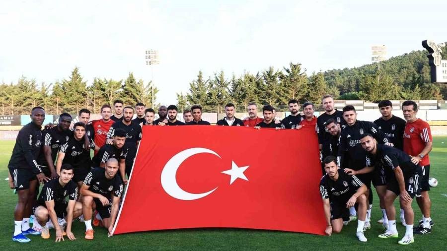 Beiktal futbolculardan antrenman ncesi 100. yl kutlamas