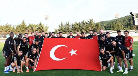 Beiktal futbolculardan antrenman ncesi 100. yl kutlamas