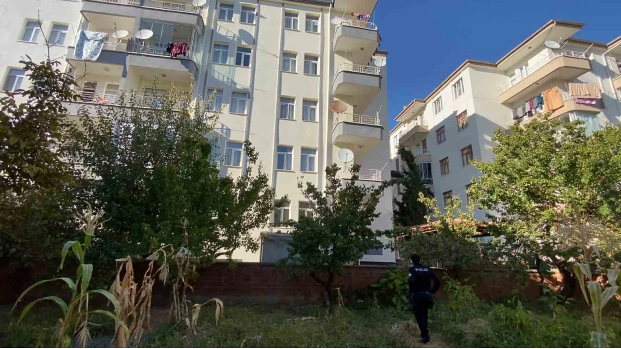 Beşinci kattan düşen 18 yaşındaki genç ağır yaralandı