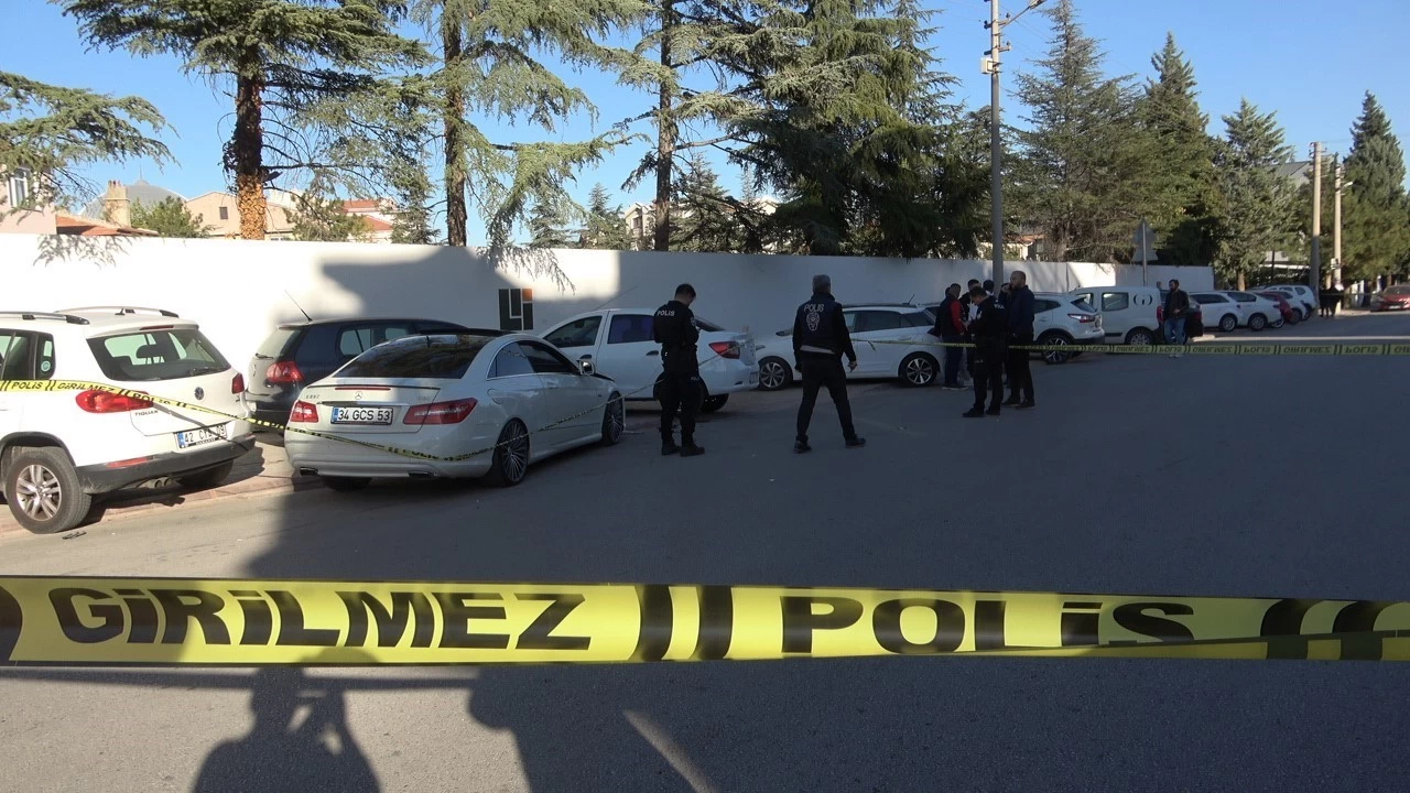 Bıçaklanmış halde otomobiliyle gitmek istedi...