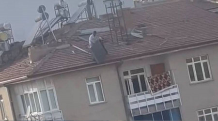 Binanın çatısından güneş panelini aşağı attı