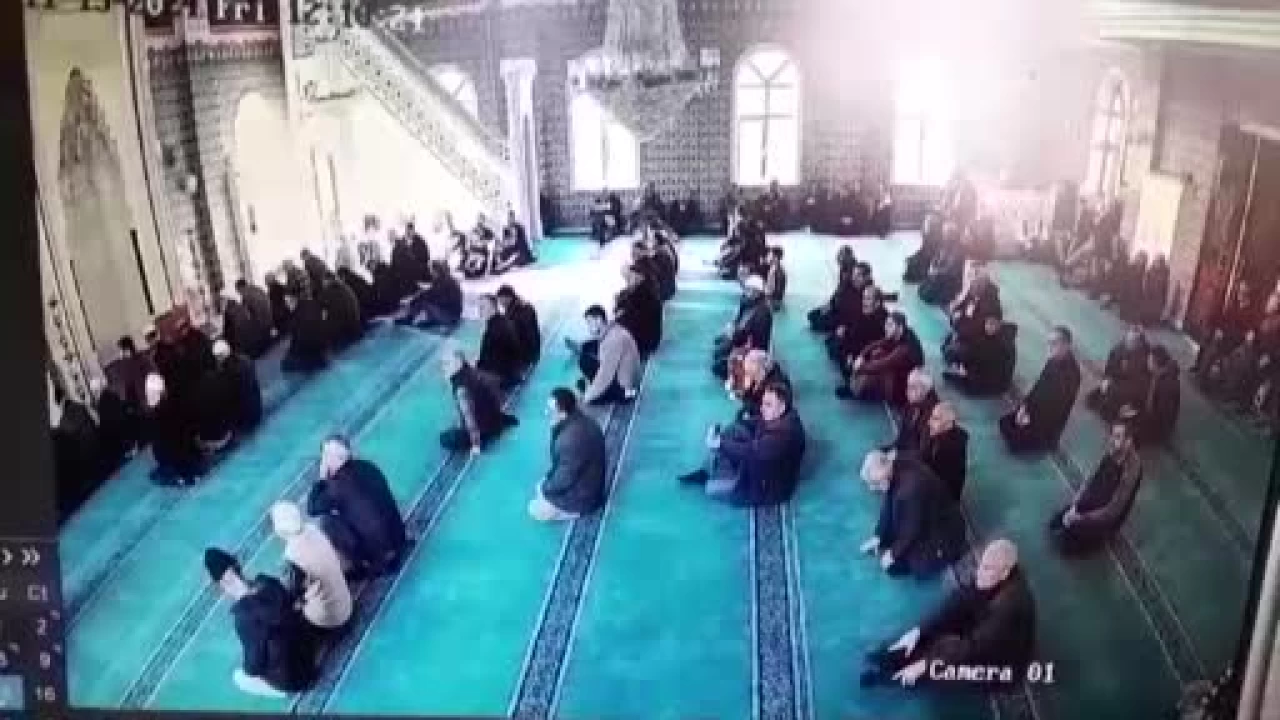 Bir anda camiden kaçtılar