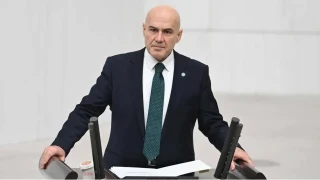 Bir kelepçe de Meclis Kürsüsüne