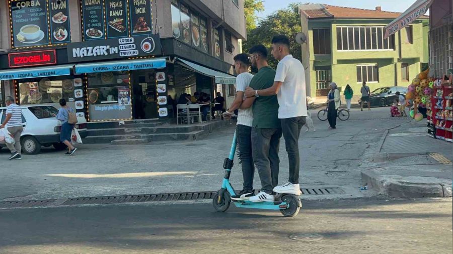 Bir scooterde 3 ki�i