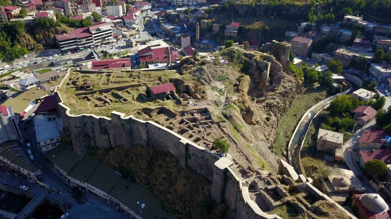 Bitlis Kalesi'ndeki kazılarda 500 yıllık su künkleri bulundu