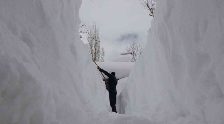 Bitlis'e bu kış yağan karın kalınlığı 9 metreye yaklaştı