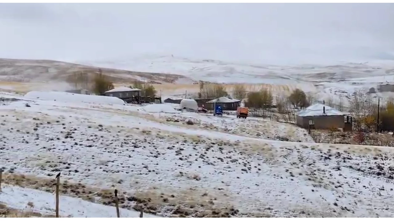 Bitlis'te köyler beyaza büründü