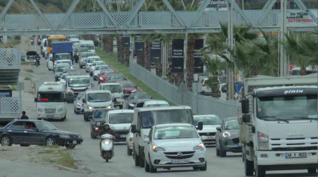 Bodrum'da bayram yoğunluğu başladı, trafik kuyruğu uzadıkça uzadı
