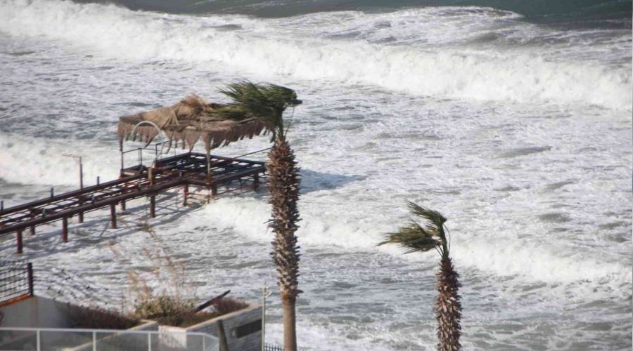 Bodrum'da fırtına 74 kilometre hıza ulaştı