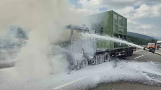Bolu'da seyir halindeki tır alevlere teslim oldu