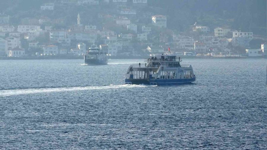 Bozcaada ve Gökçeada'ya 2 gün feribot seferlerine fırtına engeli