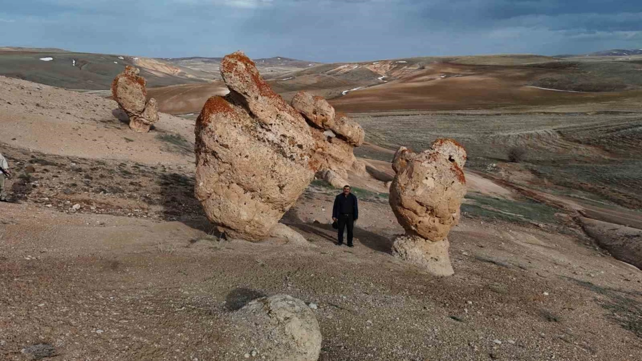 Bozkırın ortasındaki devasa kayalar merak ediliyor