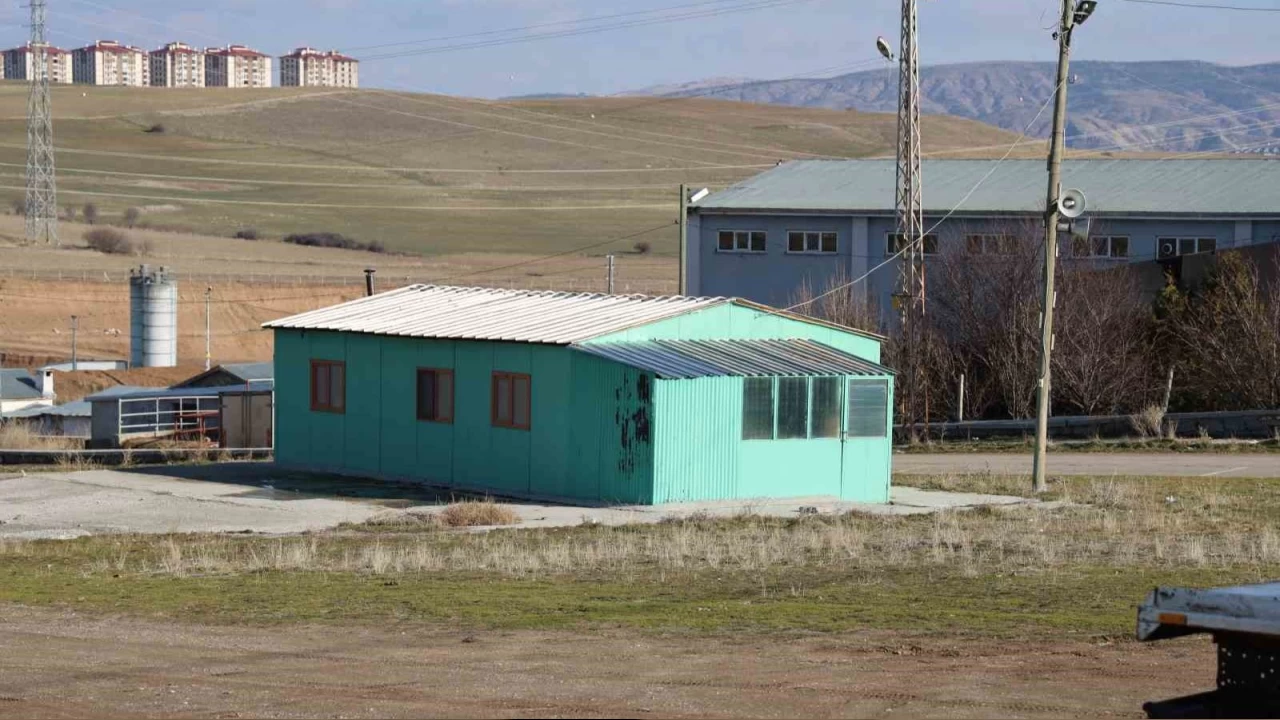 Bu camiyi görenler depo sanıyor