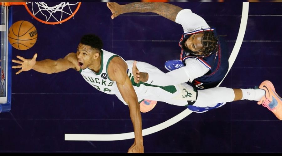 Bucks, 76ers'ı zirveden etti