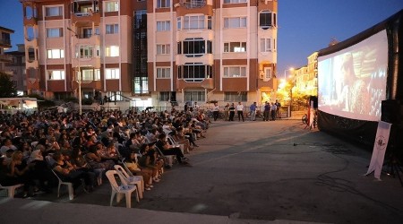 Burdur Sokaklarnda yazlk sinema nostaljisi