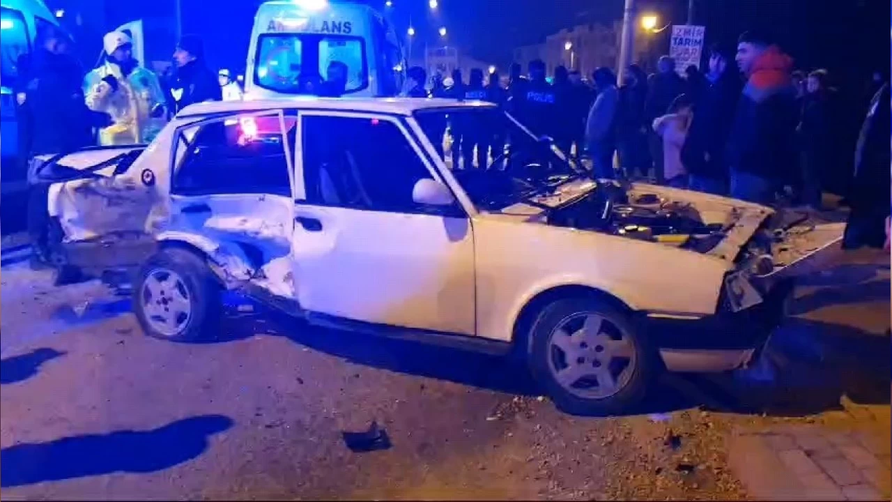 Bursa'da 2 otomobil �arp��t�: 2'si a��r 4 yaral�