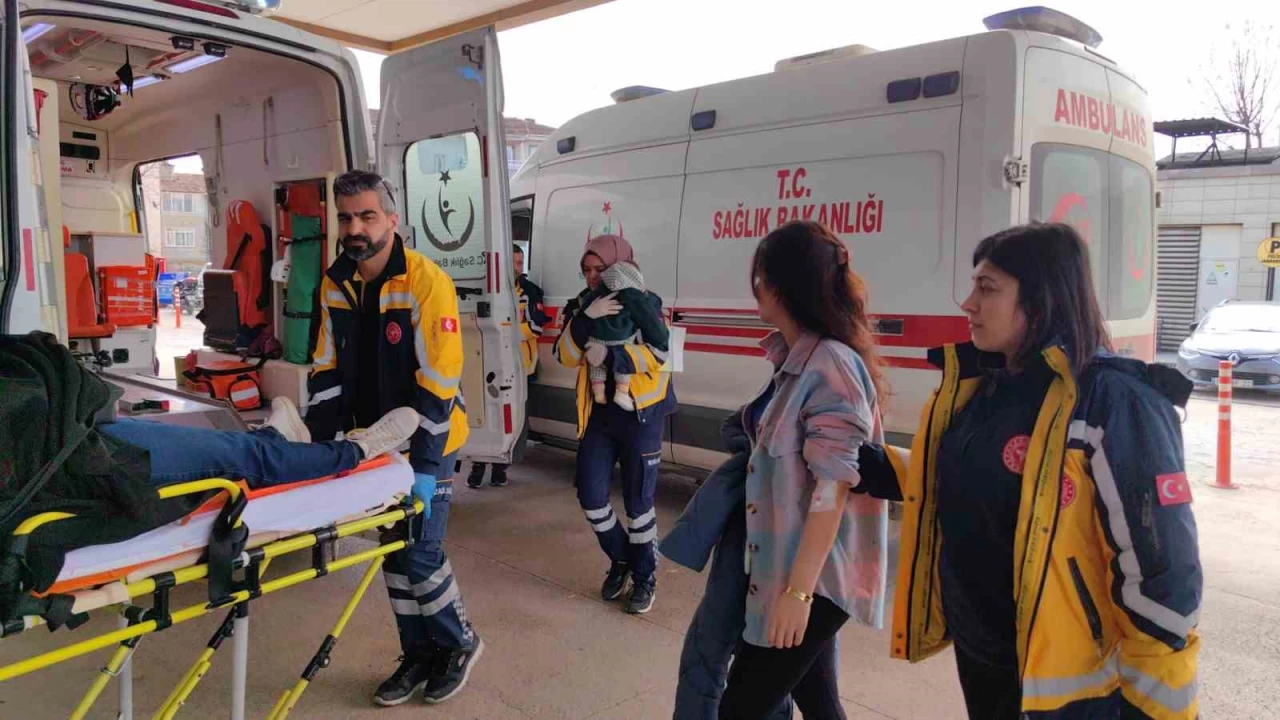 Bursa'da minibüs ile otomobil çarpıştı: 1'i bebek 4 yaralı