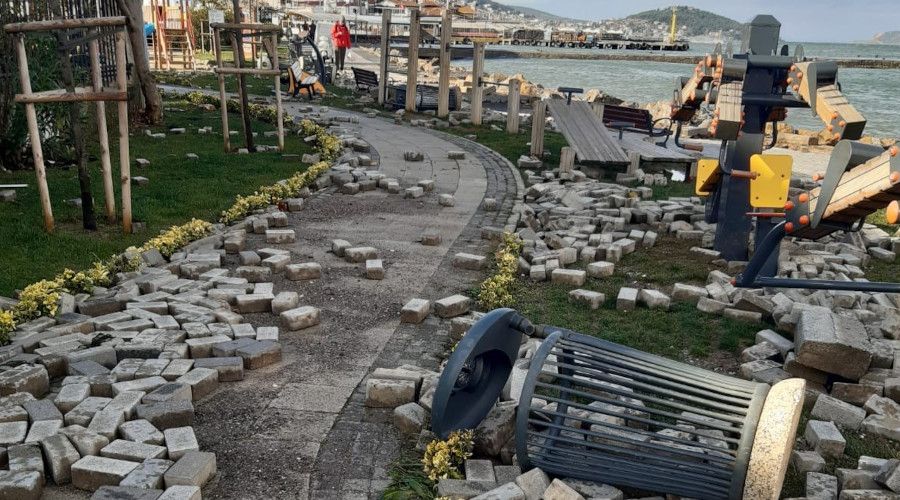 Büyükada'da lodos nedeniyle iskele hasar aldı, yollar su altında kaldı