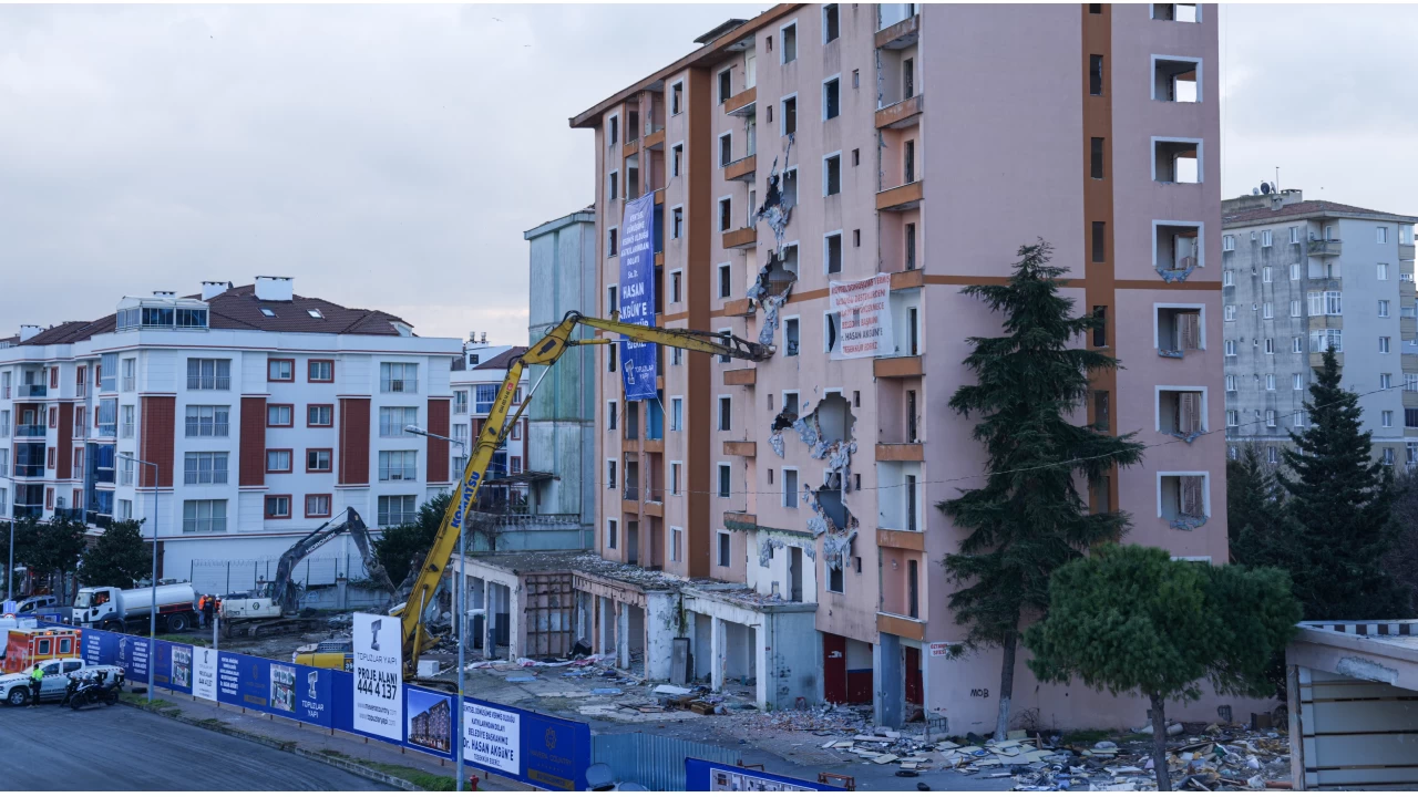  Büyükçekmece'de 10 bina yıkılıyor