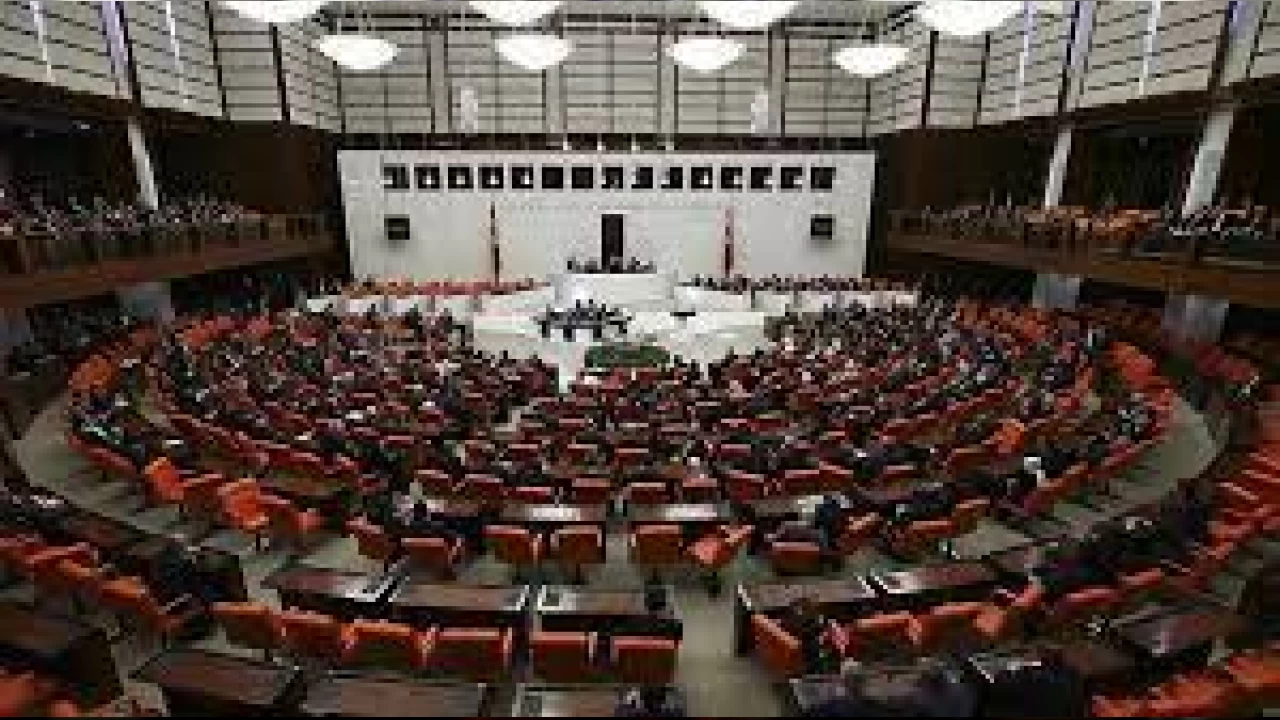 Çalışan emeklilere 5 bin TL düzenlemesi TBMM'de kabul edildi