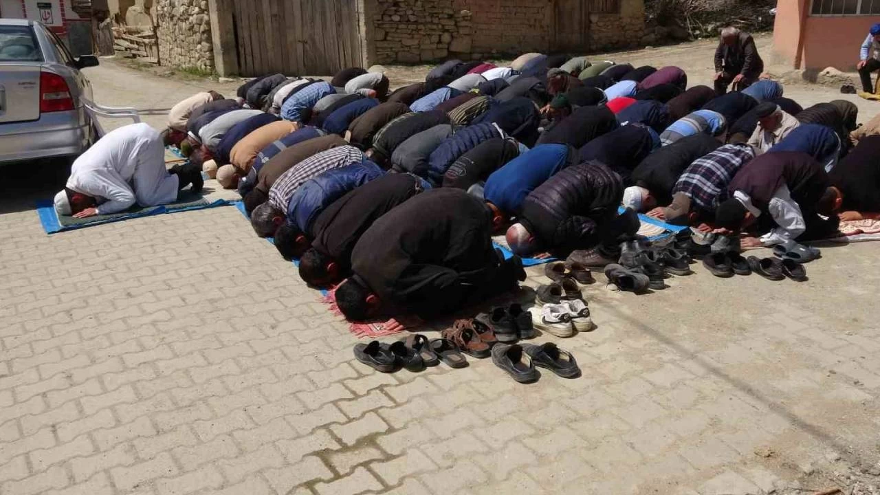 Cami depremde hasar gördü, cemaat cuma namazını köy meydanında kıldı