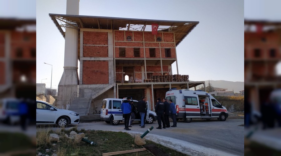 Cami in�aat�ndan d��en i��i ya�am�n� yitirdi