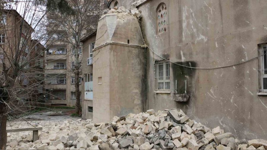 Cami minaresi kontroll� y�k�ld�