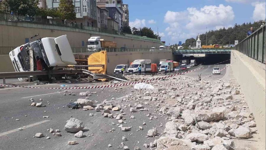 Çekmeköy'de hafriyat kamyonu devrildi