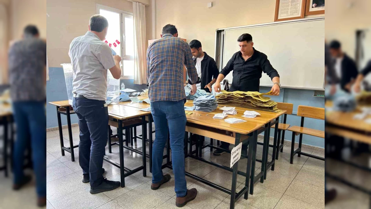Cemil Tugay oy kullandığı sandıktan 1'inci çıktı