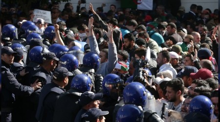 Cezayirde gösteriler gözaltılarla sonuçlandı