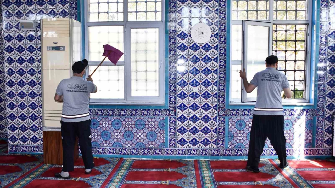 CHP'li belediye cami ve cemevlerini dip k��e temizliyor