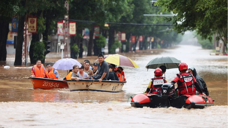 �in ve Vietnam'� Narra Tayfunu vurdu: 1 �l�, 54 bin tahliye