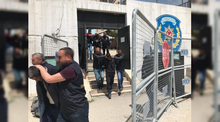 Cinayet zanlıları camide yakalandı