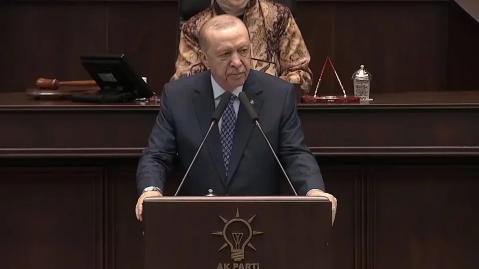 Cumhurbaşkanı Recep Tayyip Erdoğan, muhalefeti fon soruşturması üzerinden eleştirdi. "Çamur at izi kalsın." siyasetine izin vermeyeceklerini söyleyen Erdoğan, "Biz buna eyvallah demeyiz." dedi