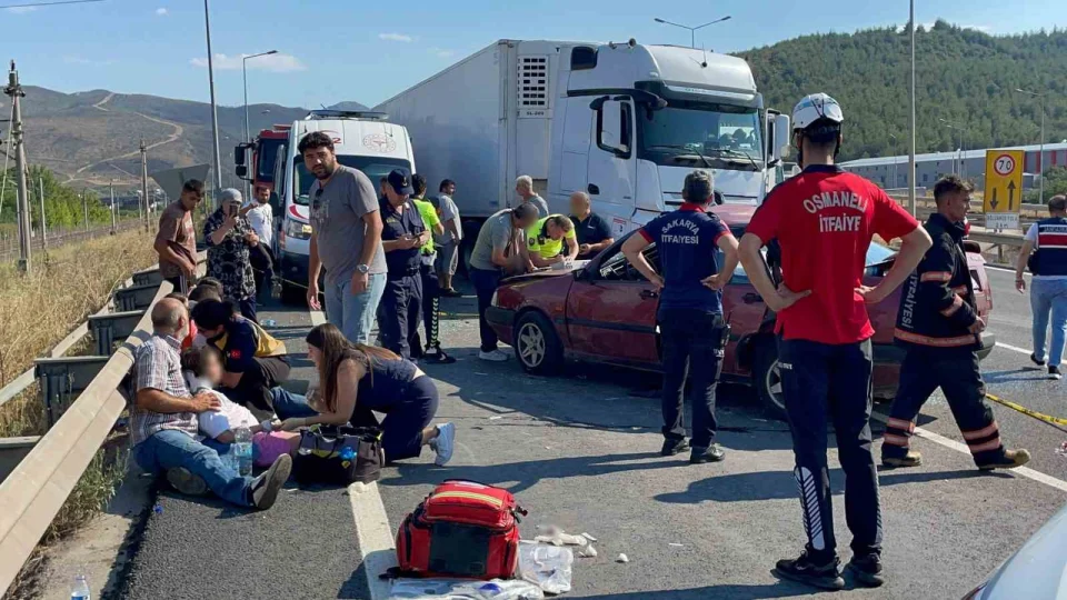 D-650'de iki otomobil çarpıştı: 1'i bebek 7 yaralı