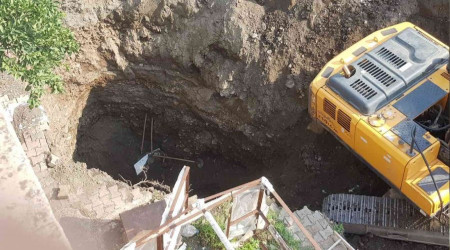 Define aramak için kazdıkları toprağın altında kaldılar