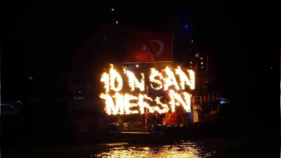 Deniz ortasında ateşli gösteri nefes kesti