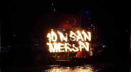 Deniz ortasında ateşli gösteri nefes kesti
